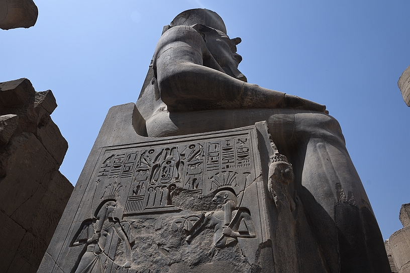 70 MAK_6222.jpg - Sul basamento un rilievo che raffigurante il dio Hapi, personificazione dell'inondazione annuale del Nilo, simbolo di fertilità, abbondanza e vita.